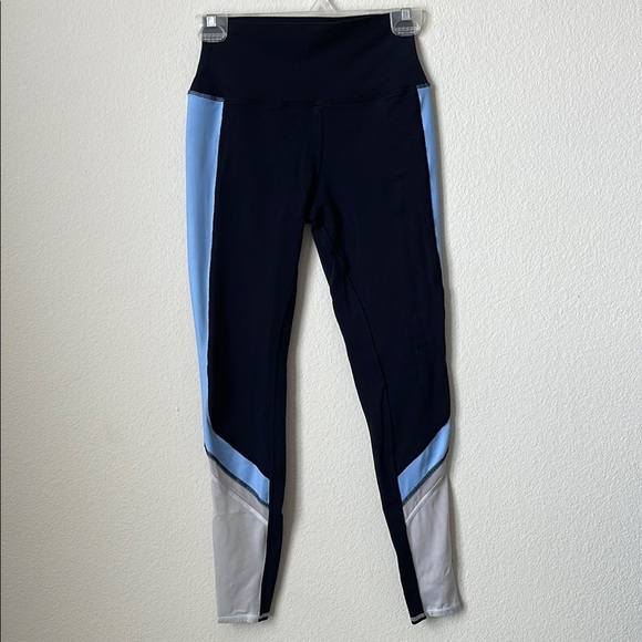 ALO Yoga Pants - Alo yoga Elevate contrast panel leggings
